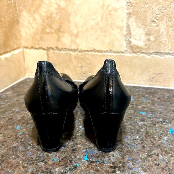 Chanel 2009 Interlocking CC Logo Pumps - Picture 7 of 10